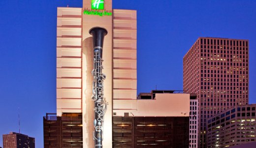 16階の高さまで巨大なクラリネットが描かれたニューオリンズのホテル