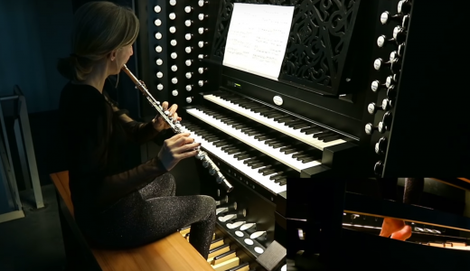 【動画有】フルートとオルガンを同時に演奏する女性